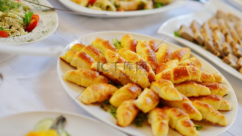 酱油过期后，虽然不会立即产生有毒物质，但可能会出现以下问题：